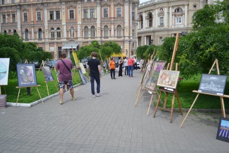 30 художников и фотографов  из разных городов показали свои работы возле Оперного театра (фото)