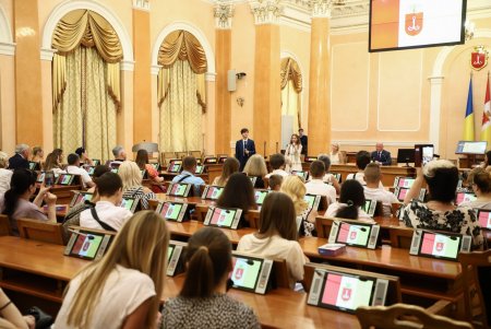 «Ставьте цели учиться, получить профессию, стать профессионалами» - мэр Одессы на вручении планшетов выпускникам - детям-сиротам