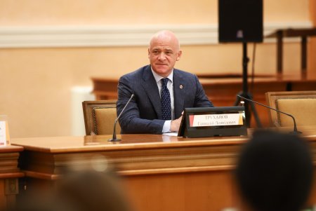 «Ставьте цели учиться, получить профессию, стать профессионалами» - мэр Одессы на вручении планшетов выпускникам - детям-сиротам