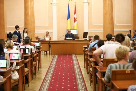 «Ставьте цели учиться, получить профессию, стать профессионалами» - мэр Одессы на вручении планшетов выпускникам - детям-сиротам