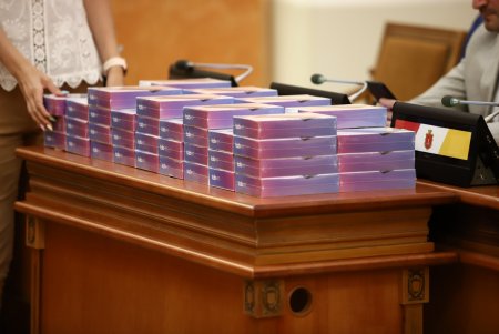 «Ставьте цели учиться, получить профессию, стать профессионалами» - мэр Одессы на вручении планшетов выпускникам - детям-сиротам