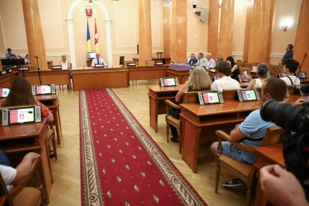 «Ставьте цели учиться, получить профессию, стать профессионалами» - мэр Одессы на вручении планшетов выпускникам - детям-сиротам