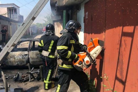 На Таирова в гаражном кооперативе загорелся автомобиль