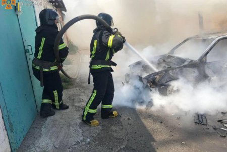 На Таирова в гаражном кооперативе загорелся автомобиль