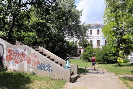 Сквер Жанны Лябурб – место, ожидающее перемены (фоторепортаж)
