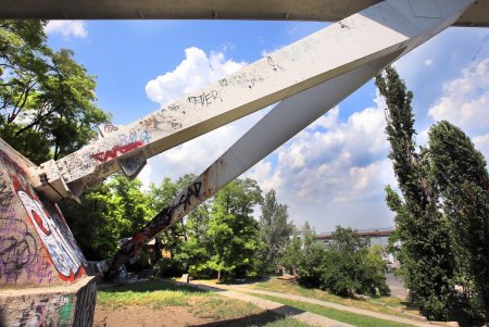 Сквер Жанны Лябурб – место, ожидающее перемены (фоторепортаж)