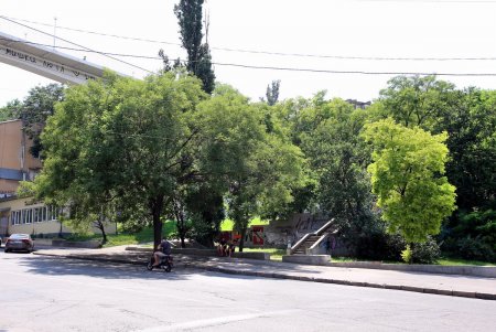 Сквер Жанны Лябурб – место, ожидающее перемены (фоторепортаж)