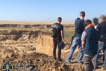 Предприниматель под Одессой незаконно добывал песок, создав на участке опасные оползни (фото)
