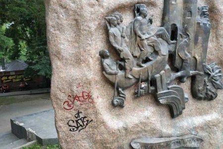 Вандалы исписали памятник Атаману Головатому в Старобазарном сквере (фото)