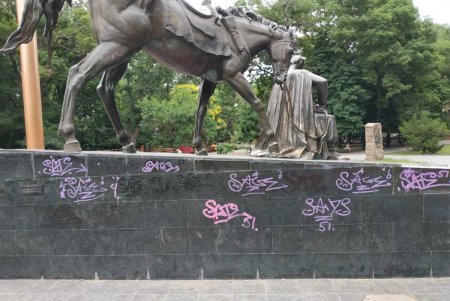 Вандалы исписали памятник Атаману Головатому в Старобазарном сквере (фото)