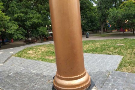 Вандалы исписали памятник Атаману Головатому в Старобазарном сквере (фото)
