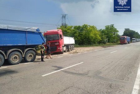 На дорогах области патрульные ограничивают движение большегрузов из-за жары
