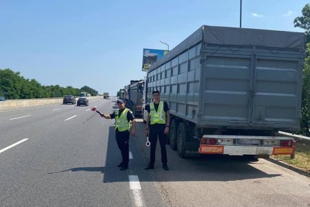 На дорогах области патрульные ограничивают движение большегрузов из-за жары