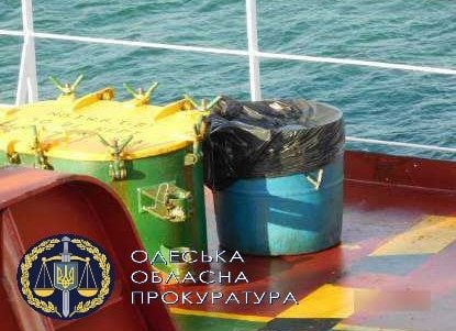 Старпому судна, сбросившего в порту «Южный» 8,5 тонн пальмового масла, сообщено о подозрении