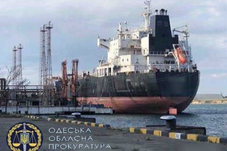 Старпому судна, сбросившего в порту «Южный» 8,5 тонн пальмового масла, сообщено о подозрении