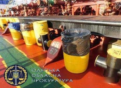 Старпому судна, сбросившего в порту «Южный» 8,5 тонн пальмового масла, сообщено о подозрении