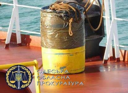 Старпому судна, сбросившего в порту «Южный» 8,5 тонн пальмового масла, сообщено о подозрении