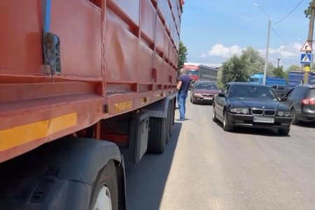 «Эти машины должны стоять за городом, а не находиться в частном секторе», - депутат Марина Лозовенко о большегрузном коллапсе на Балтской дороге