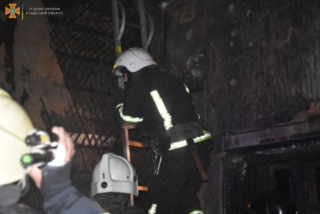 Десять человек эвакуировали ночью из-за пожара на Кузнечной (фото)