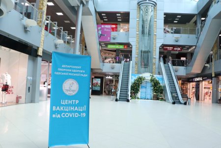 За день в одесских центрах массовой вакцинации прививку против COVID-19 получили 2689 человек (фото)