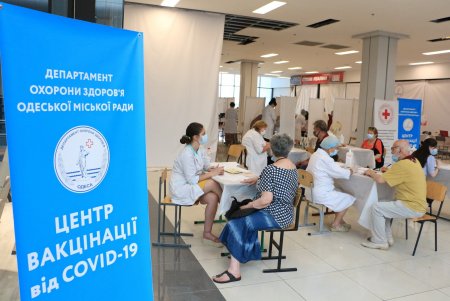 За день в одесских центрах массовой вакцинации прививку против COVID-19 получили 2689 человек (фото)