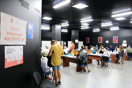 За день в одесских центрах массовой вакцинации прививку против COVID-19 получили 2689 человек (фото)