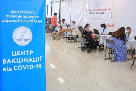 За день в одесских центрах массовой вакцинации прививку против COVID-19 получили 2689 человек (фото)