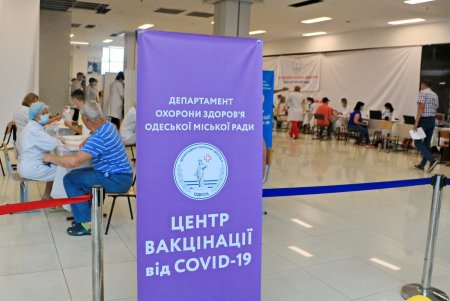 За день в одесских центрах массовой вакцинации прививку против COVID-19 получили 2689 человек (фото)