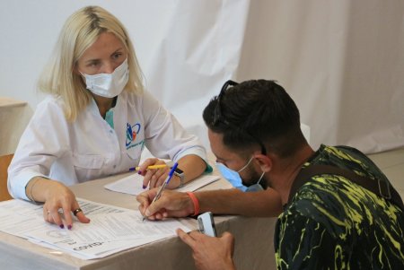 За день в одесских центрах массовой вакцинации прививку против COVID-19 получили 2689 человек (фото)