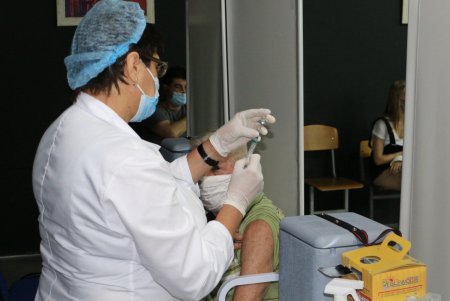 За день в одесских центрах массовой вакцинации прививку против COVID-19 получили 2689 человек (фото)
