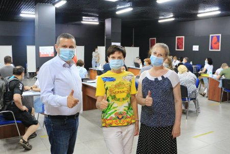 За день в одесских центрах массовой вакцинации прививку против COVID-19 получили 2689 человек (фото)