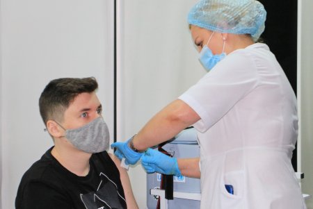 За день в одесских центрах массовой вакцинации прививку против COVID-19 получили 2689 человек (фото)