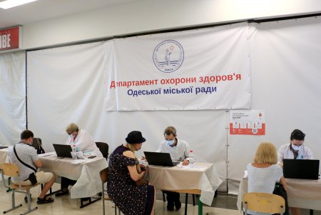 За день в одесских центрах массовой вакцинации прививку против COVID-19 получили 2689 человек (фото)
