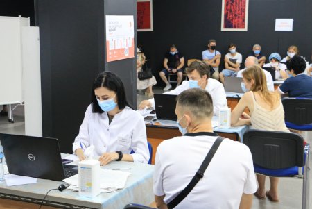 За день в одесских центрах массовой вакцинации прививку против COVID-19 получили 2689 человек (фото)