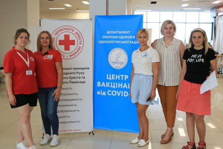 За день в одесских центрах массовой вакцинации прививку против COVID-19 получили 2689 человек (фото)