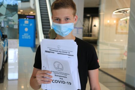 За день в одесских центрах массовой вакцинации прививку против COVID-19 получили 2689 человек (фото)
