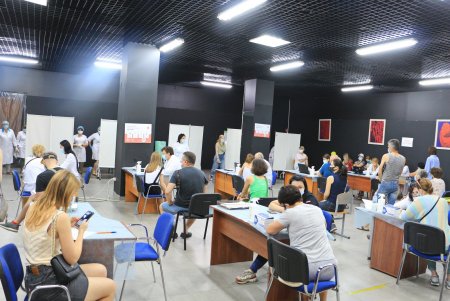 За день в одесских центрах массовой вакцинации прививку против COVID-19 получили 2689 человек (фото)