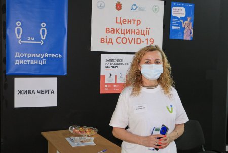 За день в одесских центрах массовой вакцинации прививку против COVID-19 получили 2689 человек (фото)