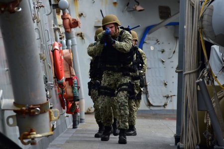 В одесском порту участники учений «Си-Бриз» штурмовали украинское судно и освобождали заложников (фото) 