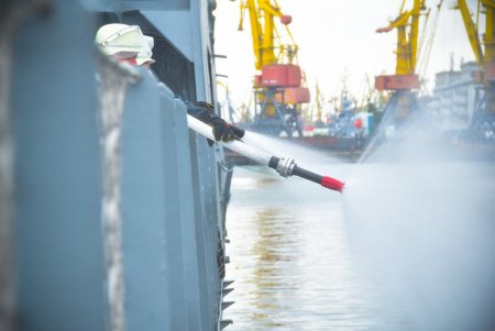 В одесском порту участники учений «Си-Бриз» штурмовали украинское судно и освобождали заложников (фото) 