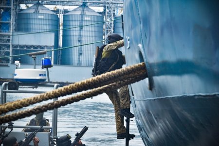 В одесском порту участники учений «Си-Бриз» штурмовали украинское судно и освобождали заложников (фото) 