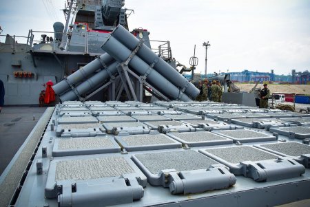 В одесском порту участники учений «Си-Бриз» штурмовали украинское судно и освобождали заложников (фото) 