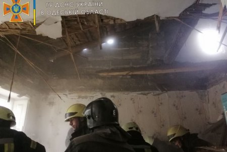 В квартире на Молдаванке рухнул потолок: погибла пожилая женщина (фото, обновлено)