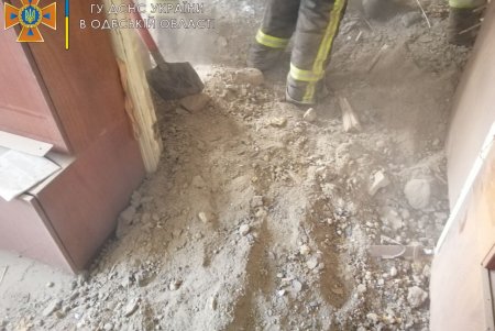 В квартире на Молдаванке рухнул потолок: погибла пожилая женщина (фото, обновлено)