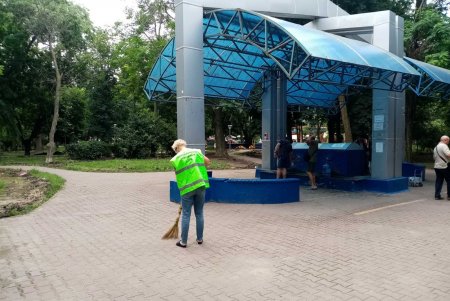 Убрали территорию возле бюветов и помыли памятники в Малиновском районе (фото)