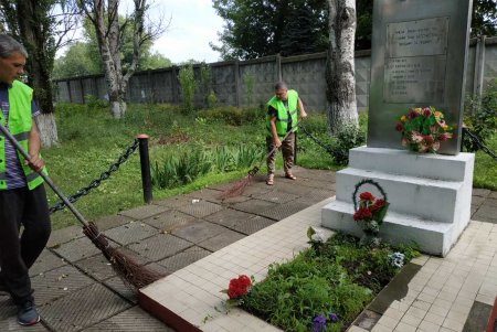 Убрали территорию возле бюветов и помыли памятники в Малиновском районе (фото)