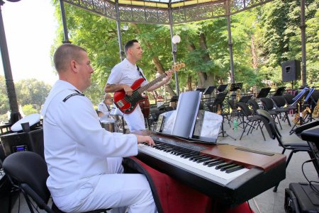 Американские и украинские военные моряки дали музыкальный концерт в Горсаду (фоторепортаж)