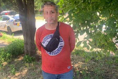 На Пересыпи патрульные с погоней задержали преступников: подозреваемые попали в ДТП и ранили полицейского (фото)