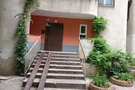Одесские коммунальщики ремонтируют входные группы, парадные и меняют светильники на современные (фото)