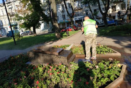 Коммунальщики в Приморском районе помыли памятники, а также навели чистоту возле бюветов (фото)